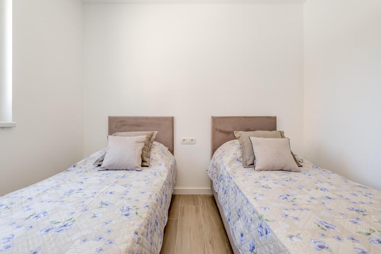 New, Private Heated Swimming Pool, Free Parking, Trogir Centar Apartment Ngoại thất bức ảnh